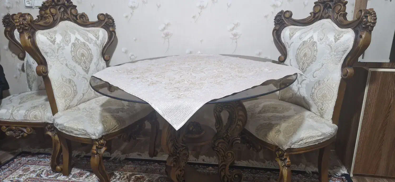 میز نهارخوری ۴ نفره با دو صندلی در حد نو|میز و صندلی غذاخوری|محمدشهر, محمدشهر|دیوار