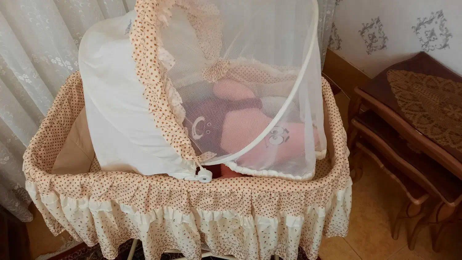 گهواره کودک|کالسکه و لوازم جانبی|میانه, |دیوار