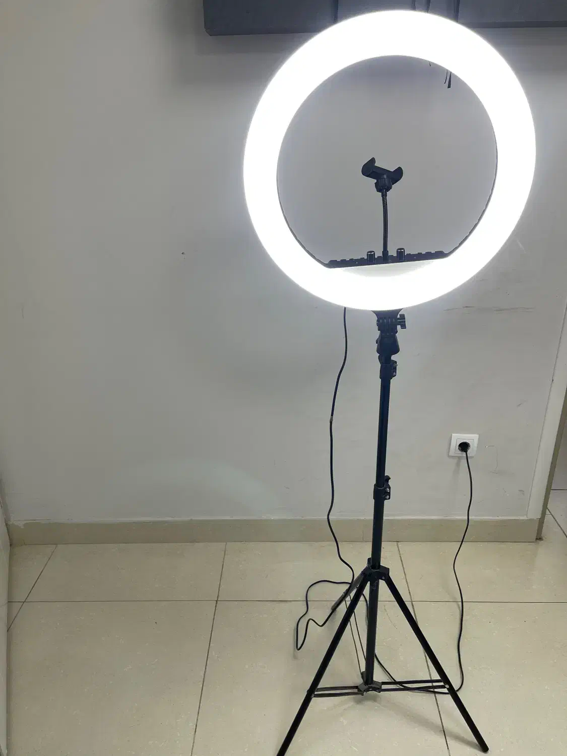 رینگ لایت در حد نو|دوربین عکاسی و فیلم‌برداری|رشت, معلم|دیوار