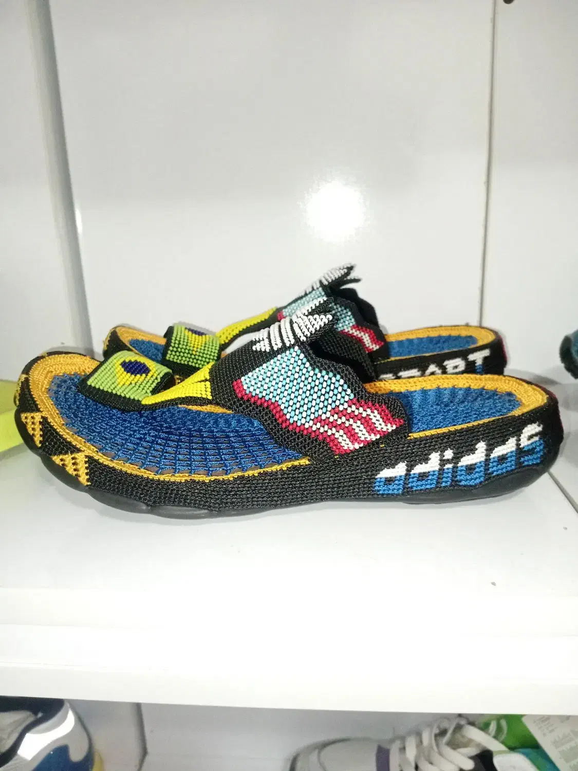 دمپایی زندان باف|کیف، کفش، کمربند|قم, چهل درخت‎|دیوار