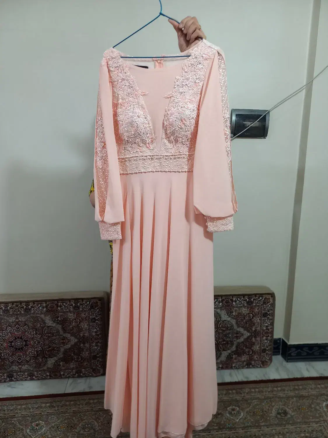 لباس مجلسی نو|لباس|ری, علایین|دیوار