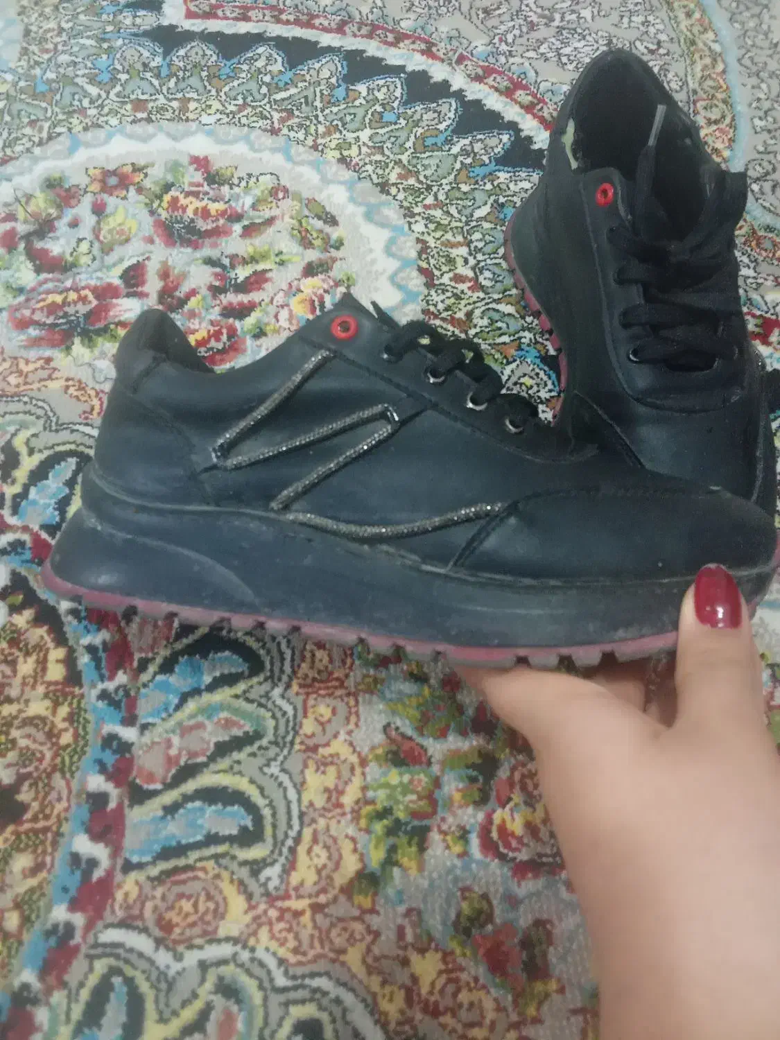 کفش|کیف، کفش، کمربند|باغ ملک, |دیوار