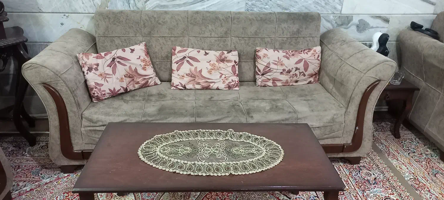 مبل ۷ نفره همراه با ۳ تا جلو مبلی تمیز و سالم|مبلمان خانگی و میز عسلی|شیروان (خراسان), |دیوار