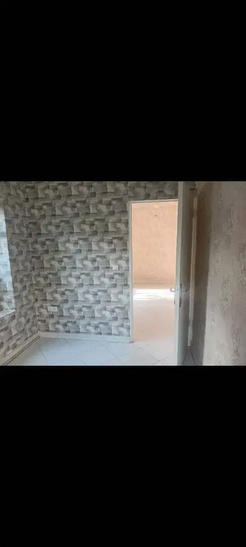 **90متری دوخوابه تکواحدی کاغذدیواری شده رودکی**