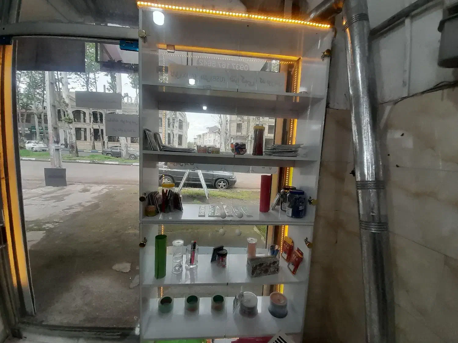 فروش پیشخوان وویترین  و۴عدد صندلی اداری|بوفه، ویترین، کنسول|فومن, |دیوار