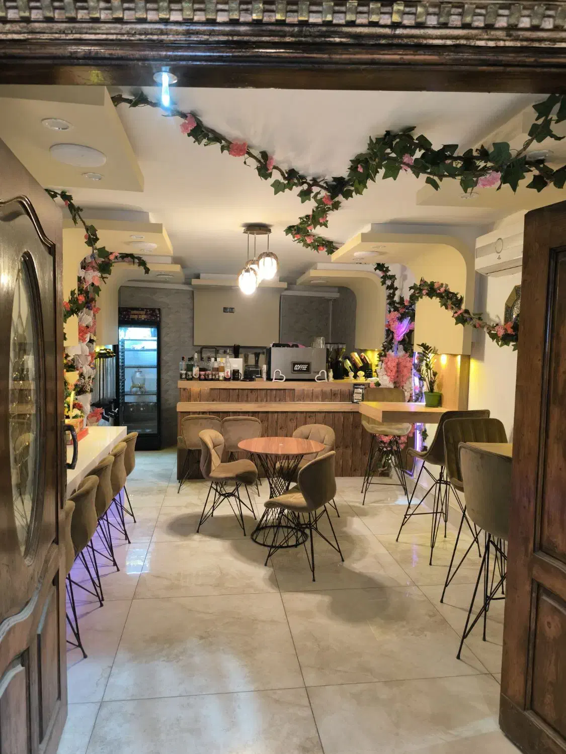 واگذاری کافی شاپ با تمامی تجهیزات به علت مهاجرت|اجارهٔ مغازه و غرفه|کاشان, الغدیر|دیوار