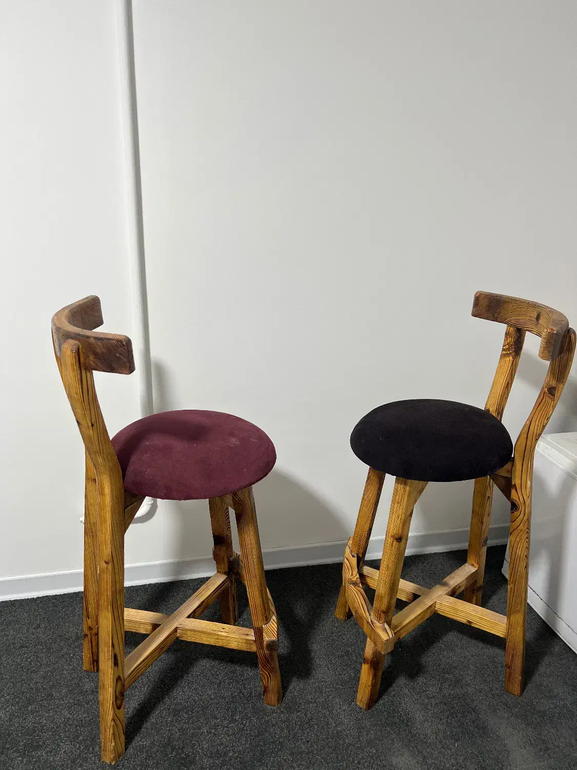 دوعدد صندلی چوبی بلند|صندلی و نیمکت|کرمان, |دیوار