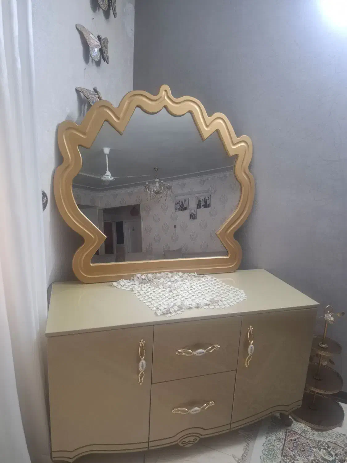 آیینه وکنسول طلایی رنگ دارای ۲کشو بزرگ ودوکمد|بوفه، ویترین، کنسول|گرگان, |دیوار