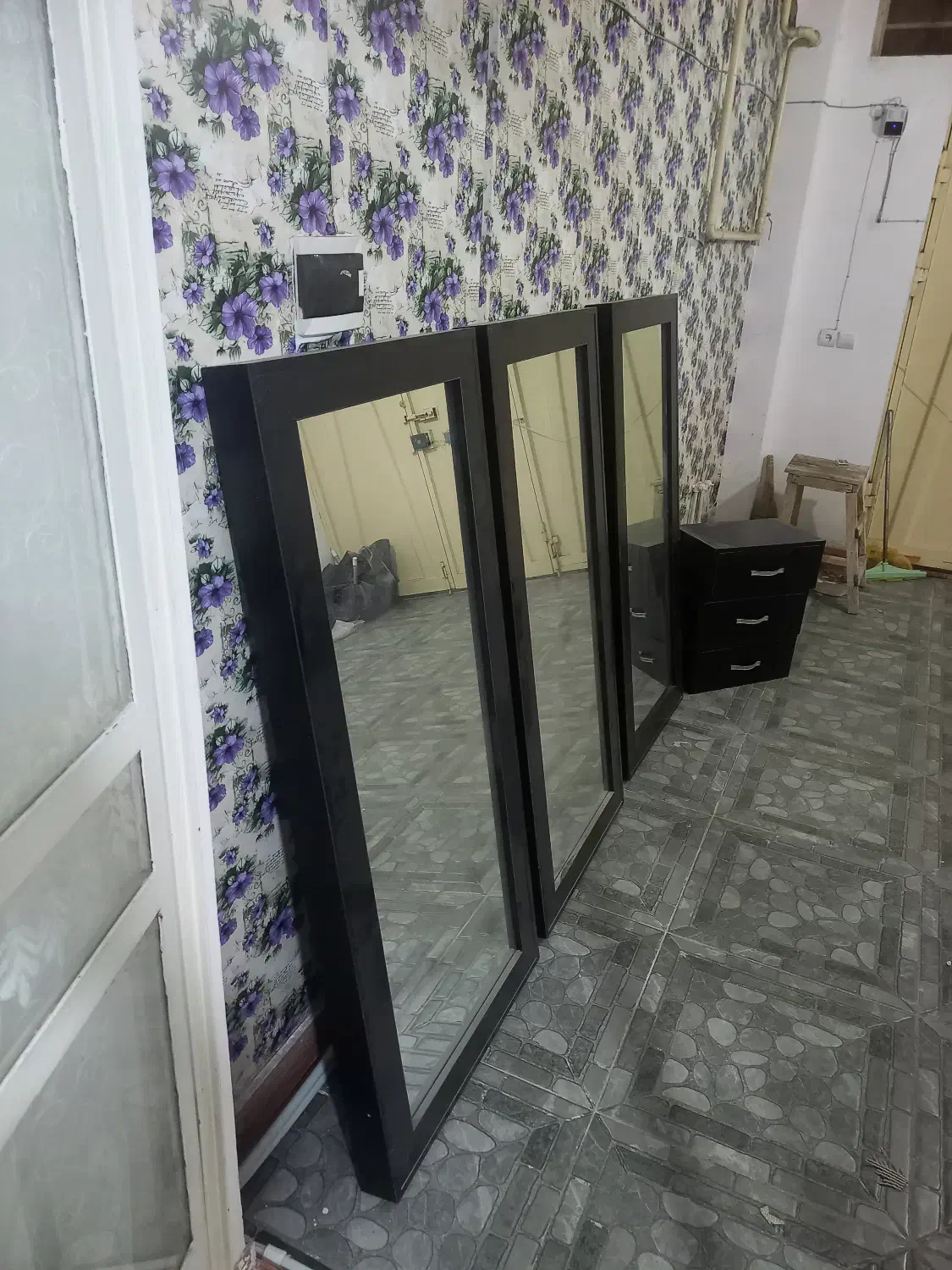 اینه|آینه|خرم‌آباد, |دیوار