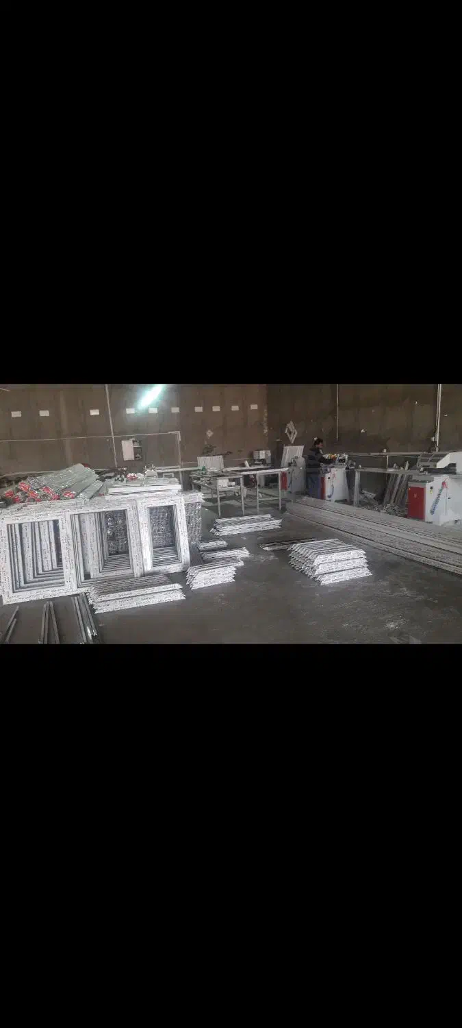 نصاب درب وپنجره upvc و دربهای چوبی|خدمات پیشه و مهارت|تبریز, |دیوار