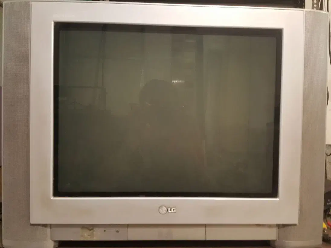 تلویزیون و میز تلویزیون ال جی 21 اینچ اصل|تلویزیون و پروژکتور|ارومیه, |دیوار