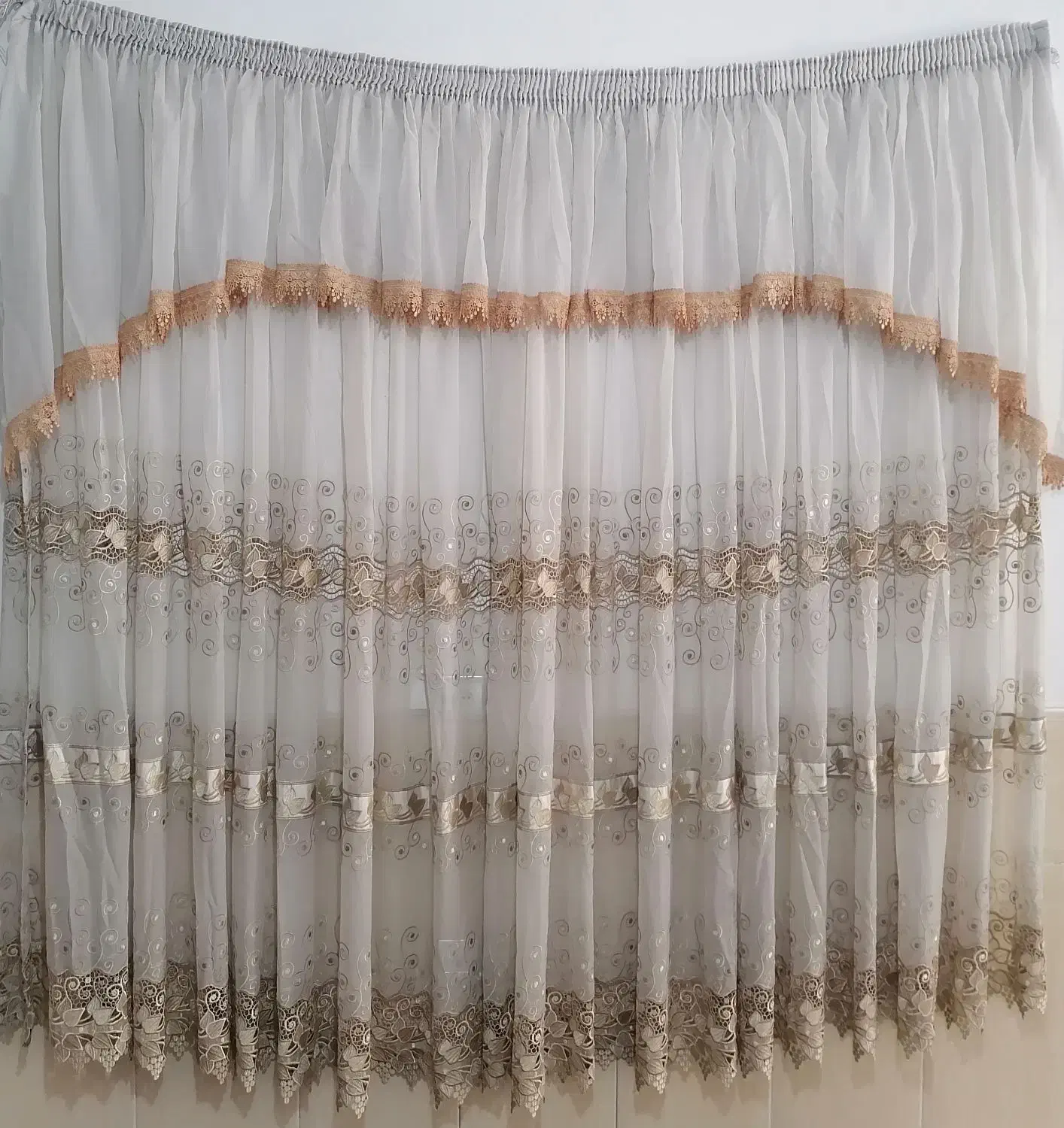 تعدادی پرده|پرده، رانر، رومیزی|حمیدیا, |دیوار