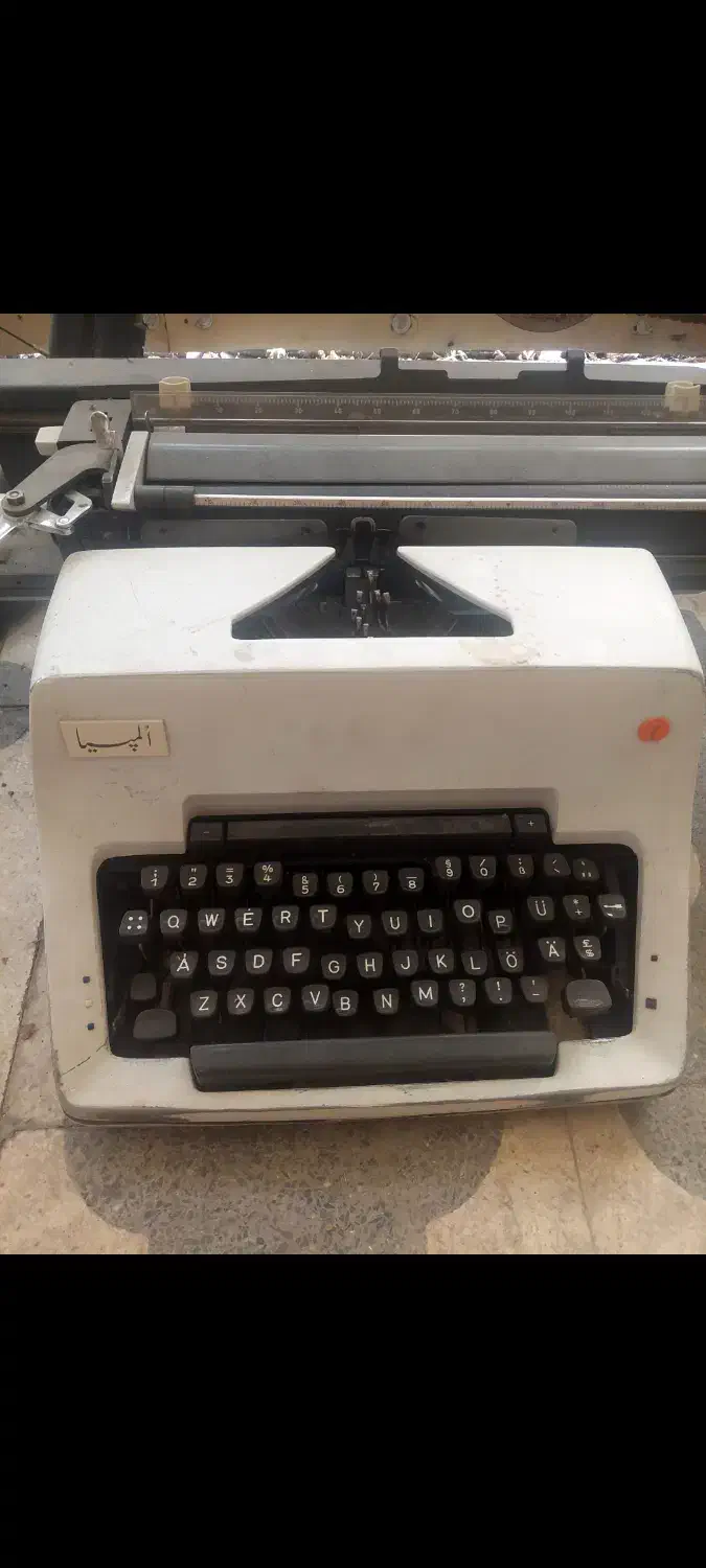 عتیقه دستگاه تایپ انگلیسی|کلکسیون اشیاء عتیقه|شیراز, تاچارا|دیوار