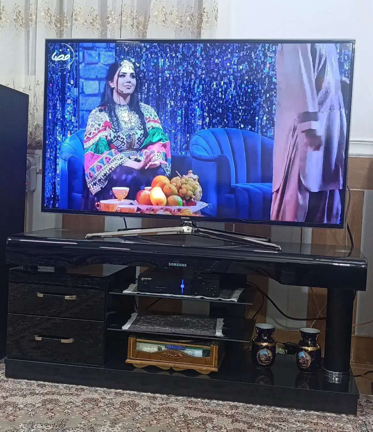 تلویزیون 48 سامسونگ به همراه میز تلویزیون|تلویزیون و پروژکتور|چابهار, |دیوار