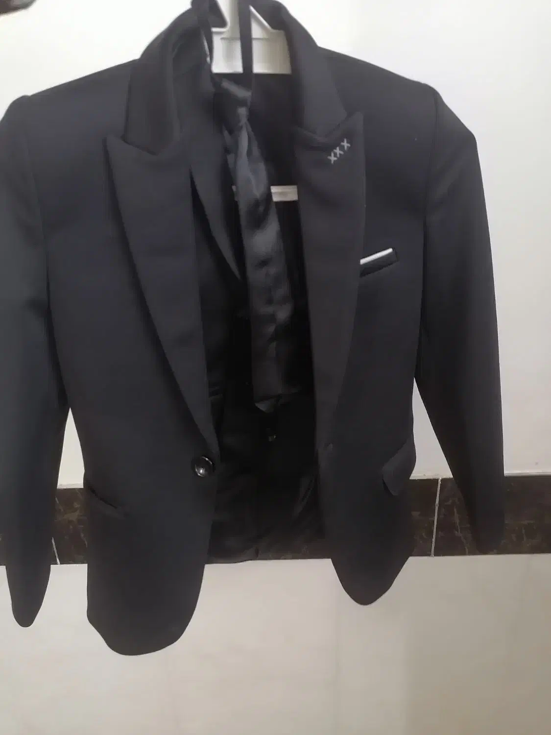 کت و شلوارت عکس کدر ولی مشکی مشکی و کفش سایز 29و34|لباس|بردسکن, |دیوار