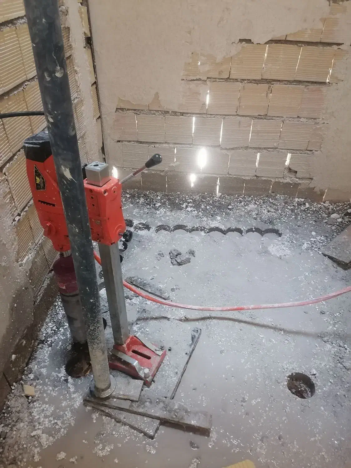 کاشت میلگرد و کرگیر و سوراخ کردن جای لوله بخاری|خدمات پیشه و مهارت|کرمانشاه, |دیوار