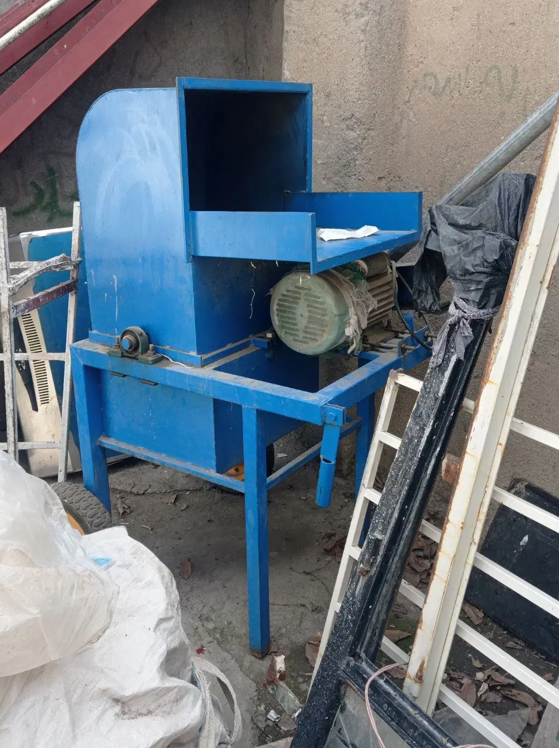 یک یونجه کوه و یک عدد اسیب گندم|لوازم جانبی حیوانات|دورود, |دیوار