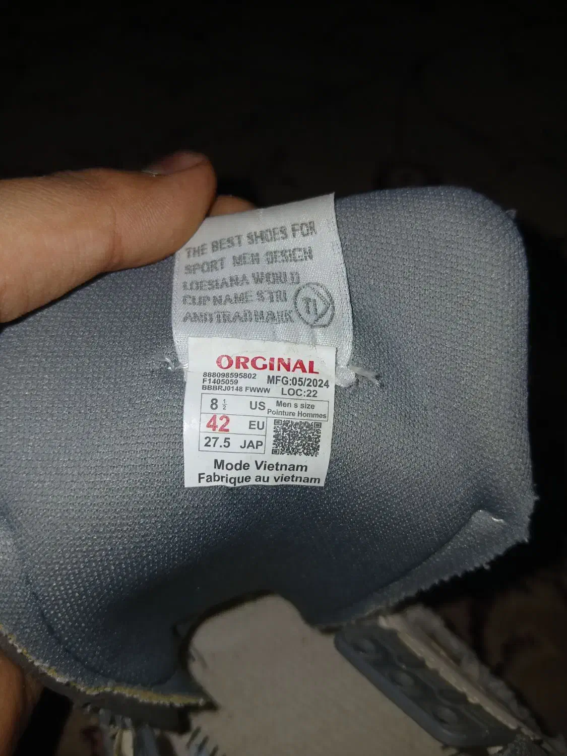 کفش|کیف، کفش، کمربند|قم, وادی السلام|دیوار