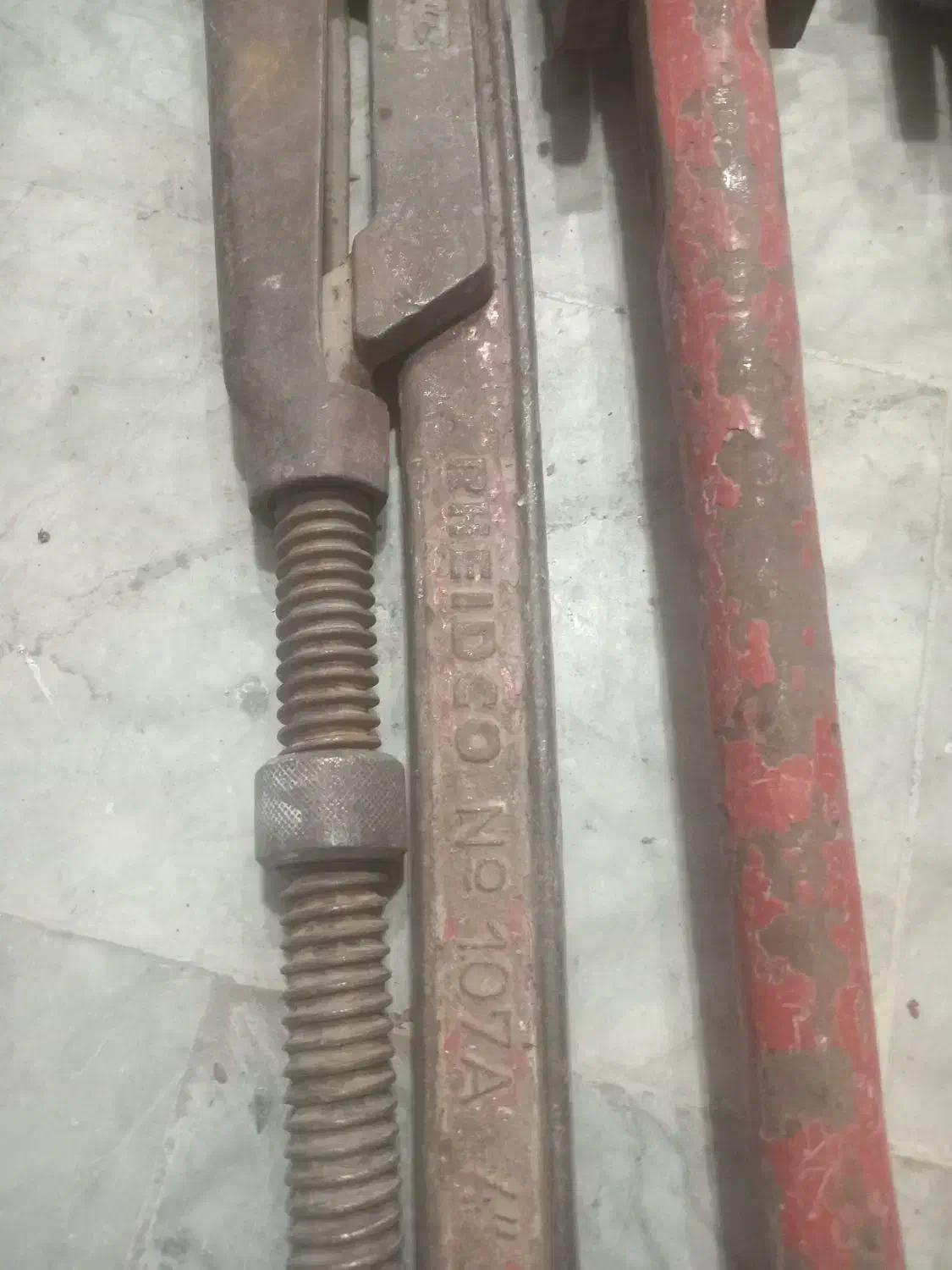 آچار زنجیری  و شلاق ۸|ابزارآلات|صفادشت, |دیوار