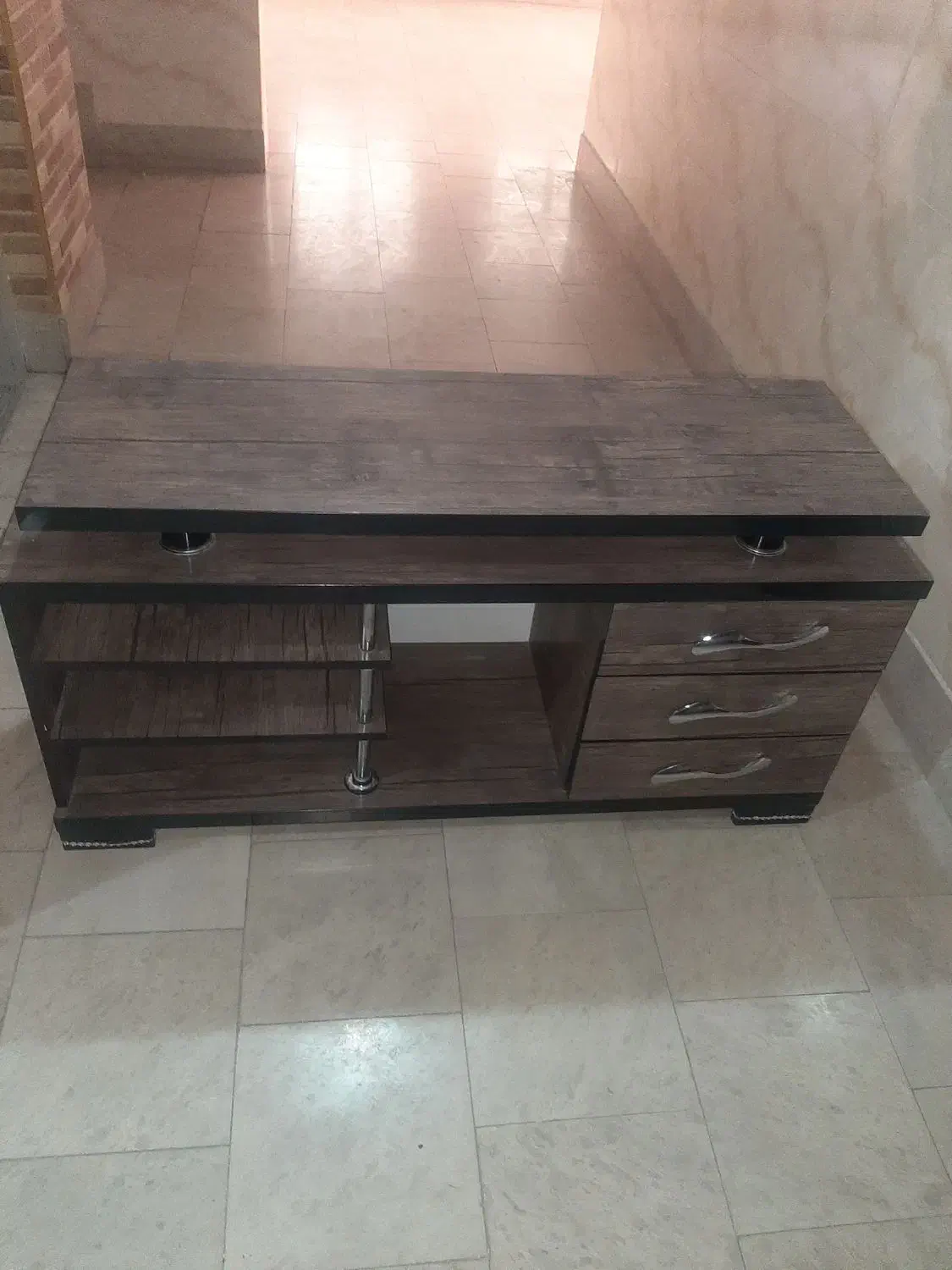 یک عددمیز تلویزیون چوبی|میز تلویزیون|اندیشه, اندیشه فاز ۳|دیوار