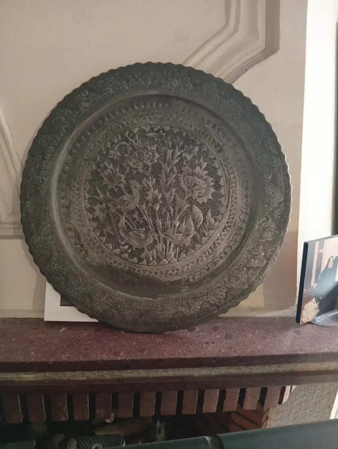 سینی مسی و برنجی قلمکاری شده سال 1358|کلکسیون اشیاء عتیقه|قائمشهر, |دیوار