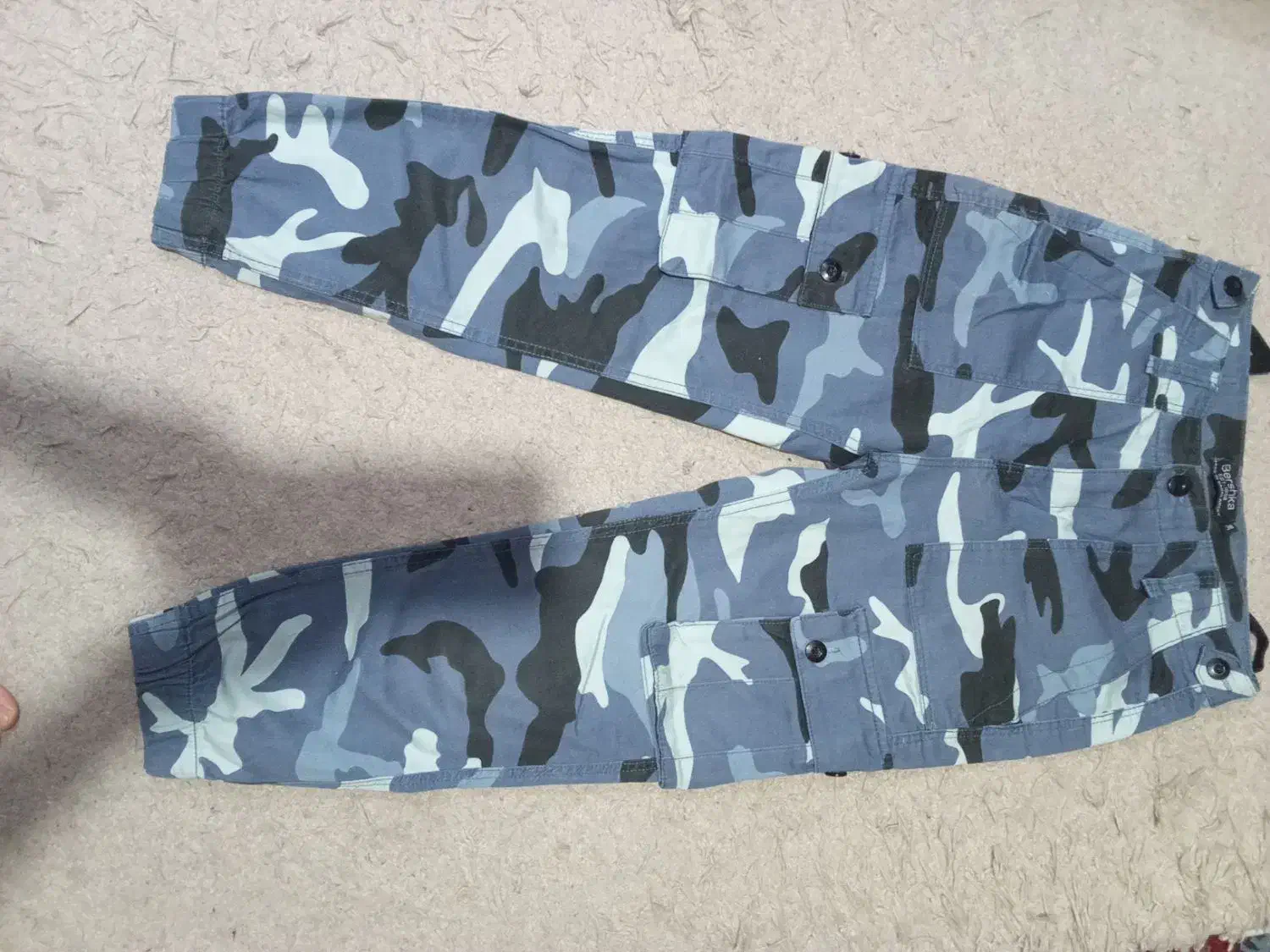 شلوار اسپرت|لباس|اندیشه, اندیشه فاز ۲|دیوار