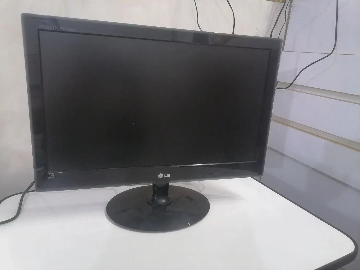 مانیتور 22 اینچ اصل LG|قطعات و لوازم جانبی رایانه|قم, دروازه چوبی|دیوار