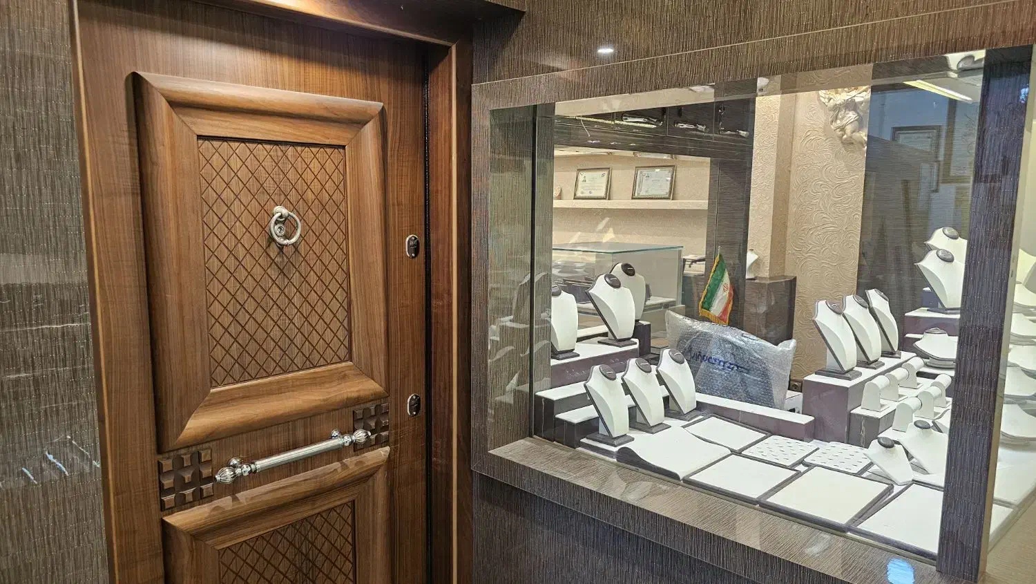 رهن و اجاره گالری طلافروشی نوساز امنیت کامل ۲۴ متر|اجارهٔ مغازه و غرفه|اصفهان, سرتاوه|دیوار