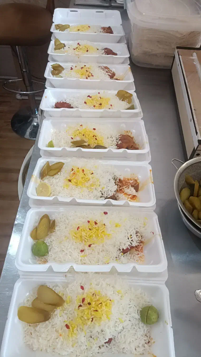 استخدام در رستوران و غذا بیرون بر|استخدام خدمات فروشگاه و رستوران|بروجن, |دیوار