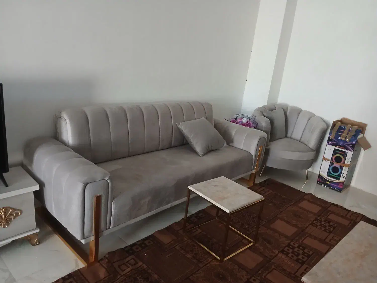 مبل مدل جانان طوسی ۸ نفره همراه با میز عسلی|مبلمان خانگی و میز عسلی|صحنه, |دیوار