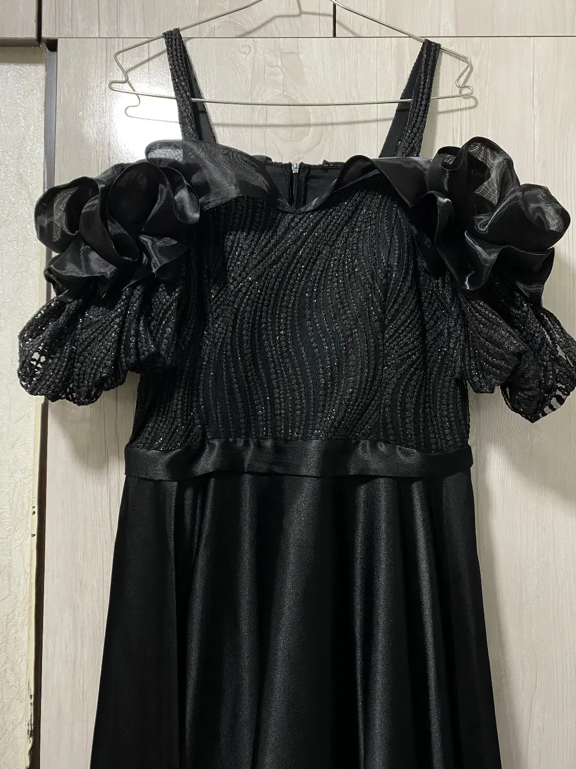 لباس مجلسی|لباس|بهارستان, |دیوار