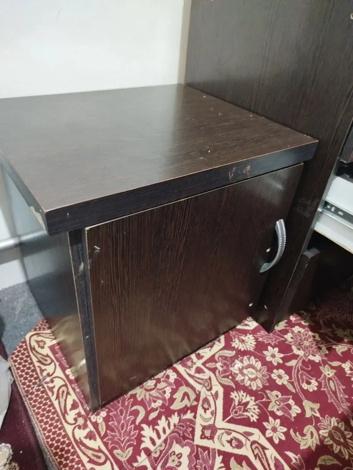 یک تخت خواب ،دوتا پاتختی،یک میز آرایش|تخت و سرویس خواب|سیلوانه, |دیوار