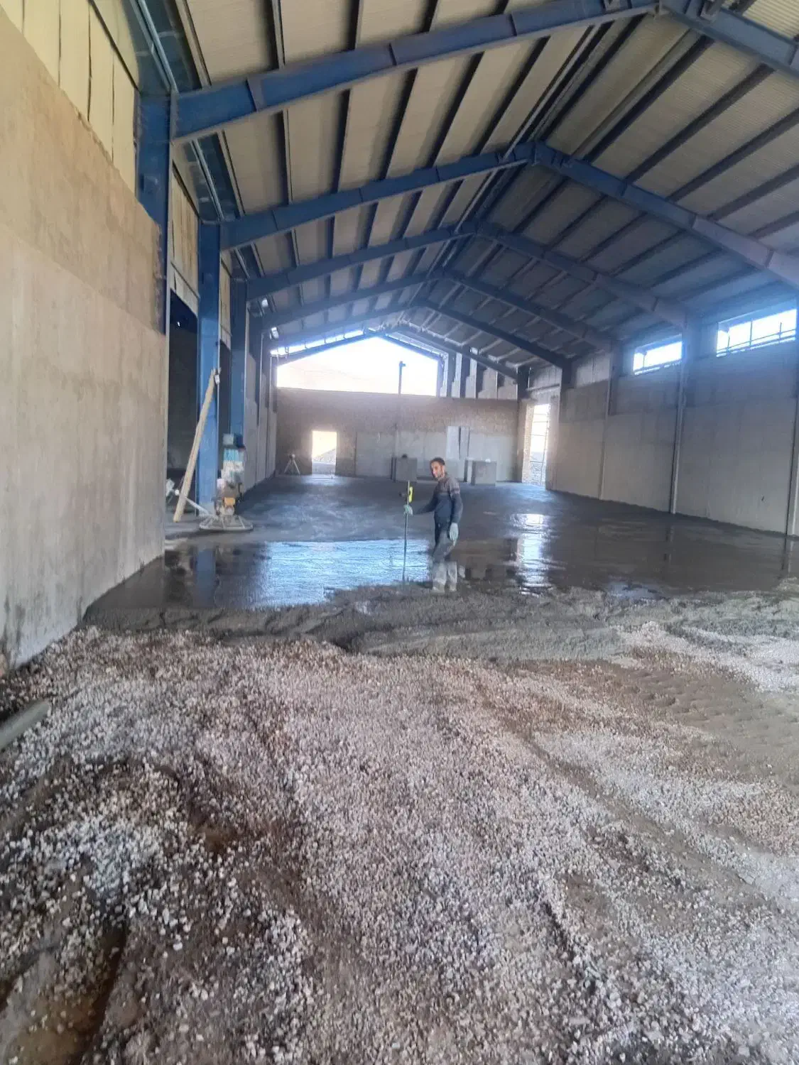 بتن ریزی با ماله پروانه ای ودوربین لیزری|خدمات پیشه و مهارت|سنندج, |دیوار