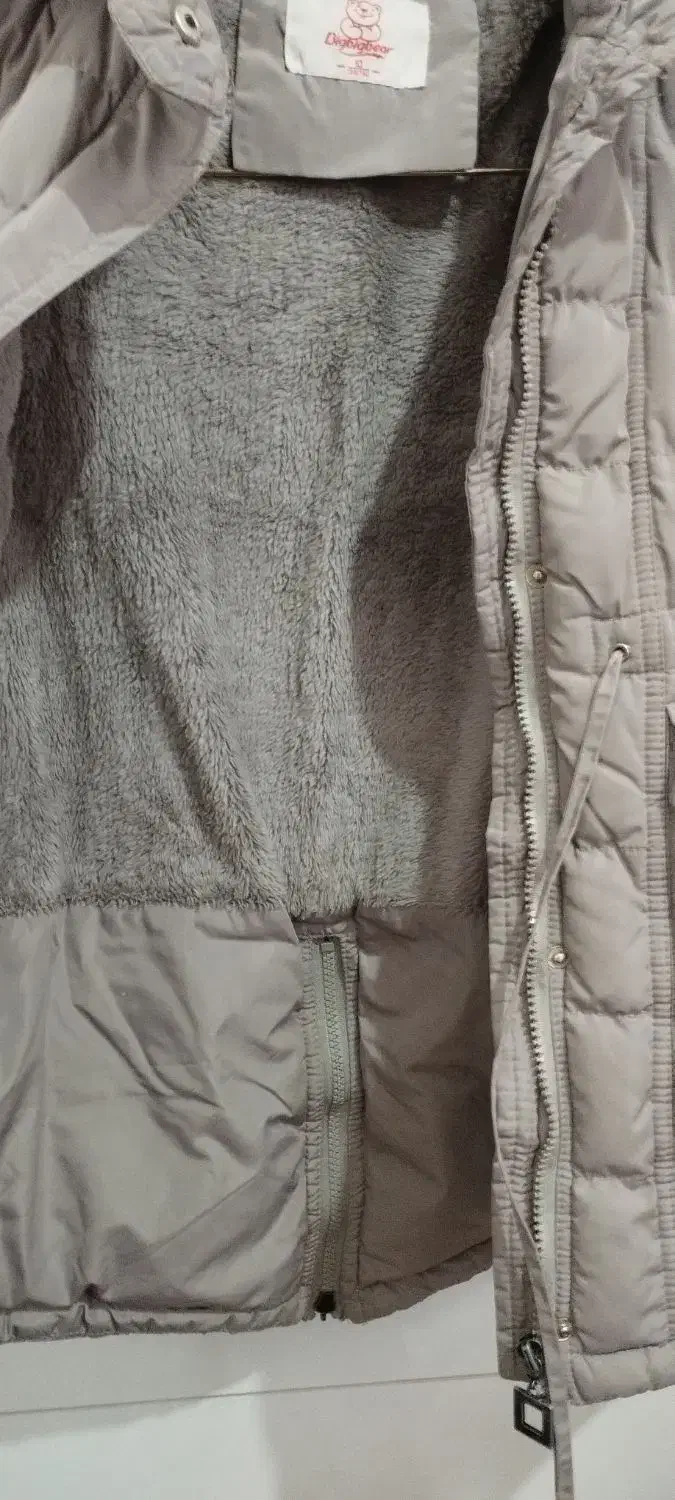 کاپشن و یک جفت کتانی|کفش و لباس بچه|رشت, پیرکلاچای|دیوار