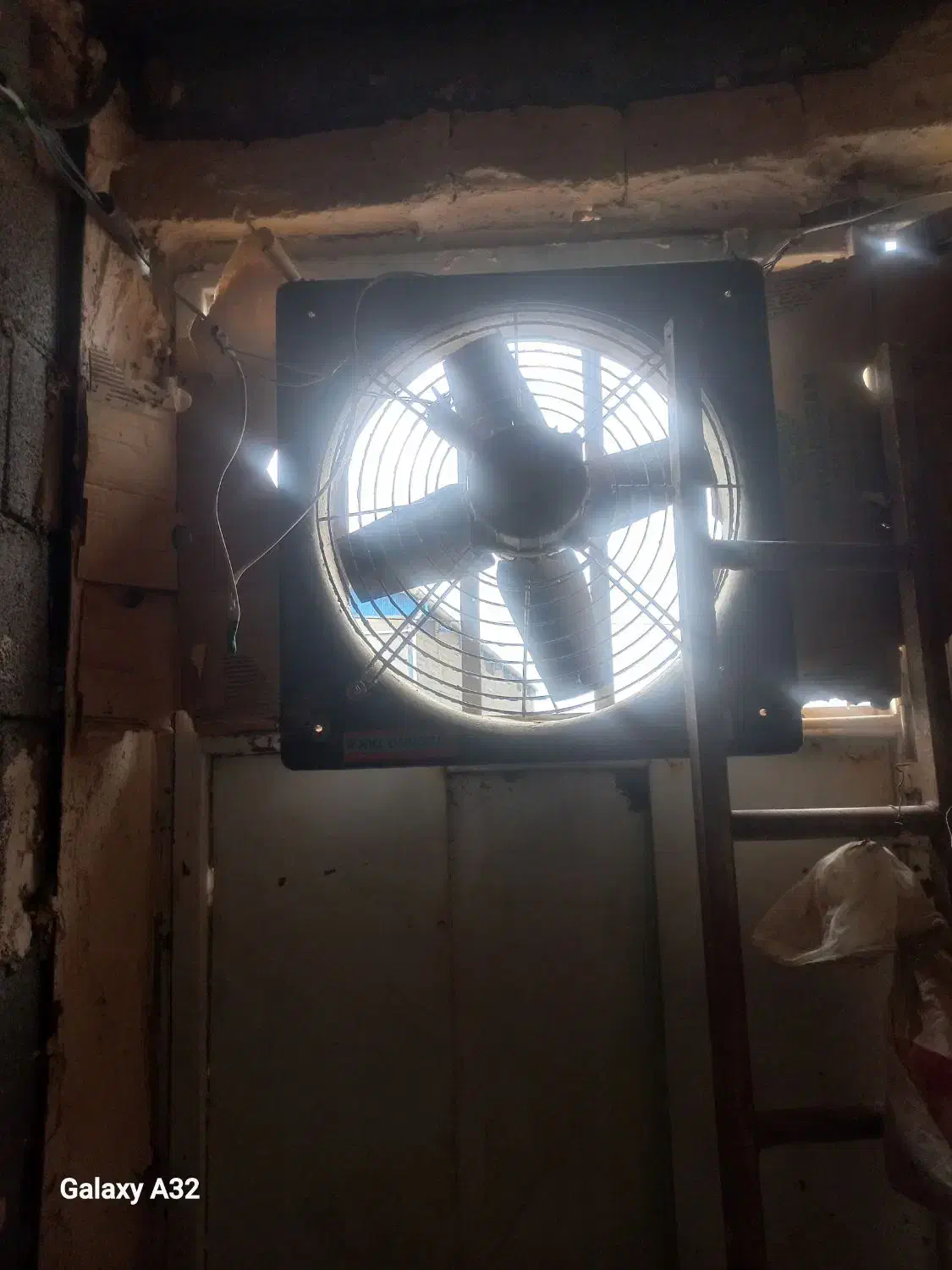 فن هواکش قفس|پنکه و تصفیه‌کنندهٔ هوا|کرمانشاه, |دیوار