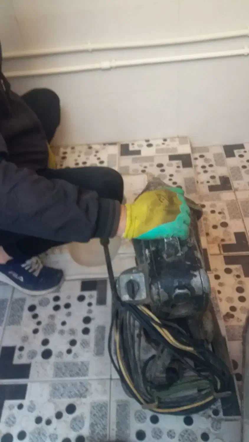 تخلیه چاه ولوله باز کنی به صورت برقی وبادی|خدمات پیشه و مهارت|خوی, |دیوار