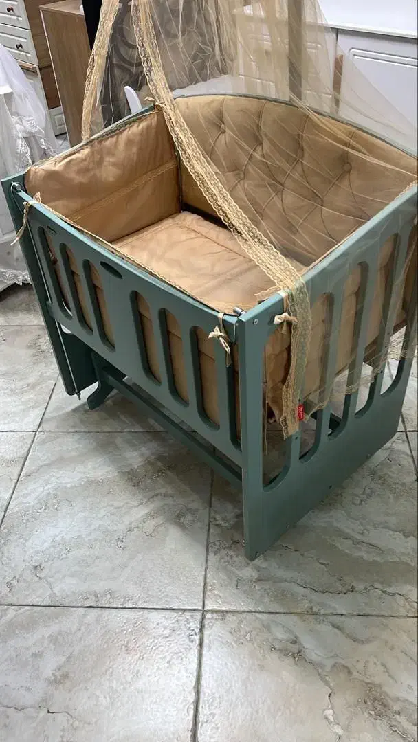 تخت و گهواره|کفش و لباس بچه|مینودشت, |دیوار