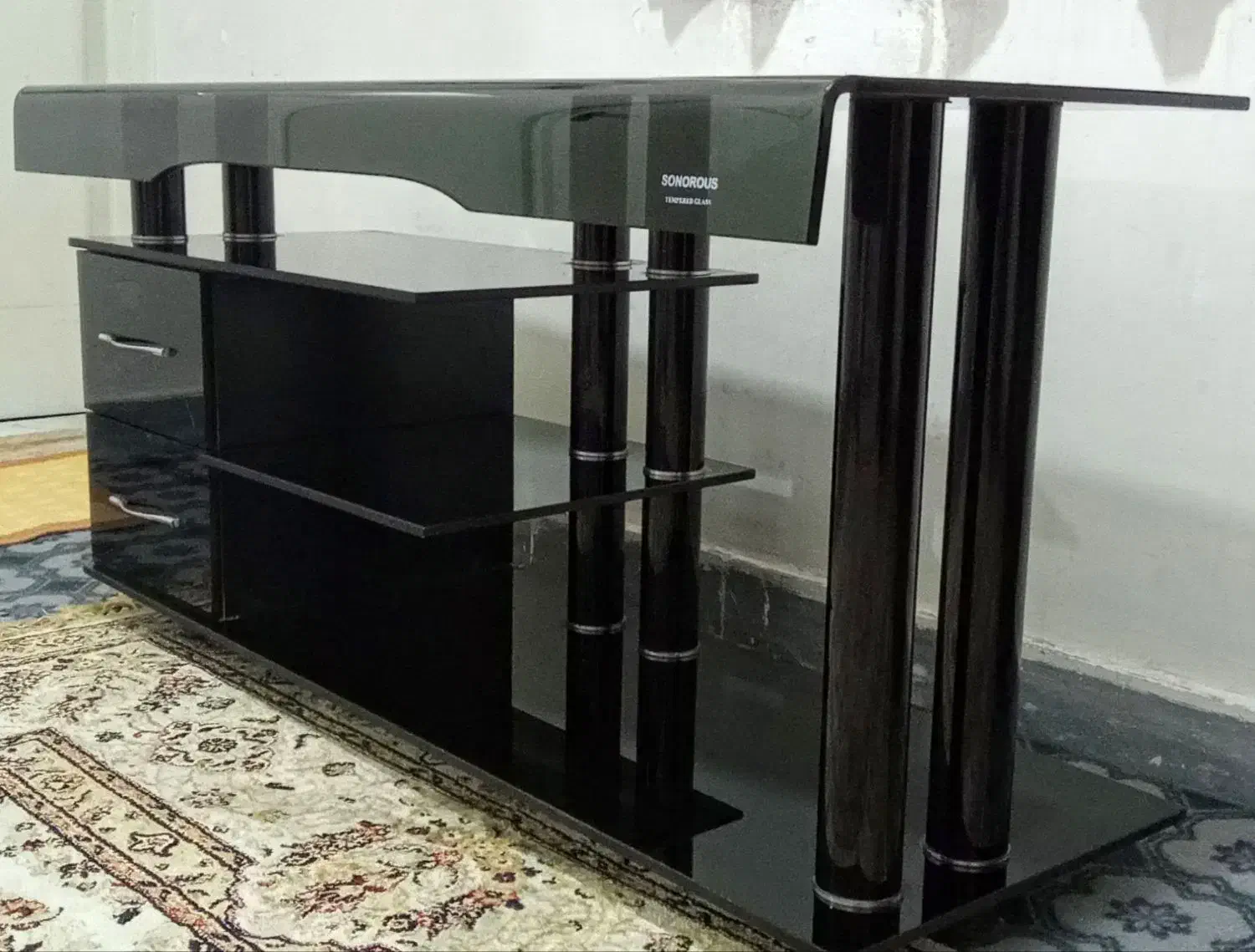 میز تلویزیون شیشه ای|میز تلویزیون|اندیشه, اندیشه فاز ۱|دیوار