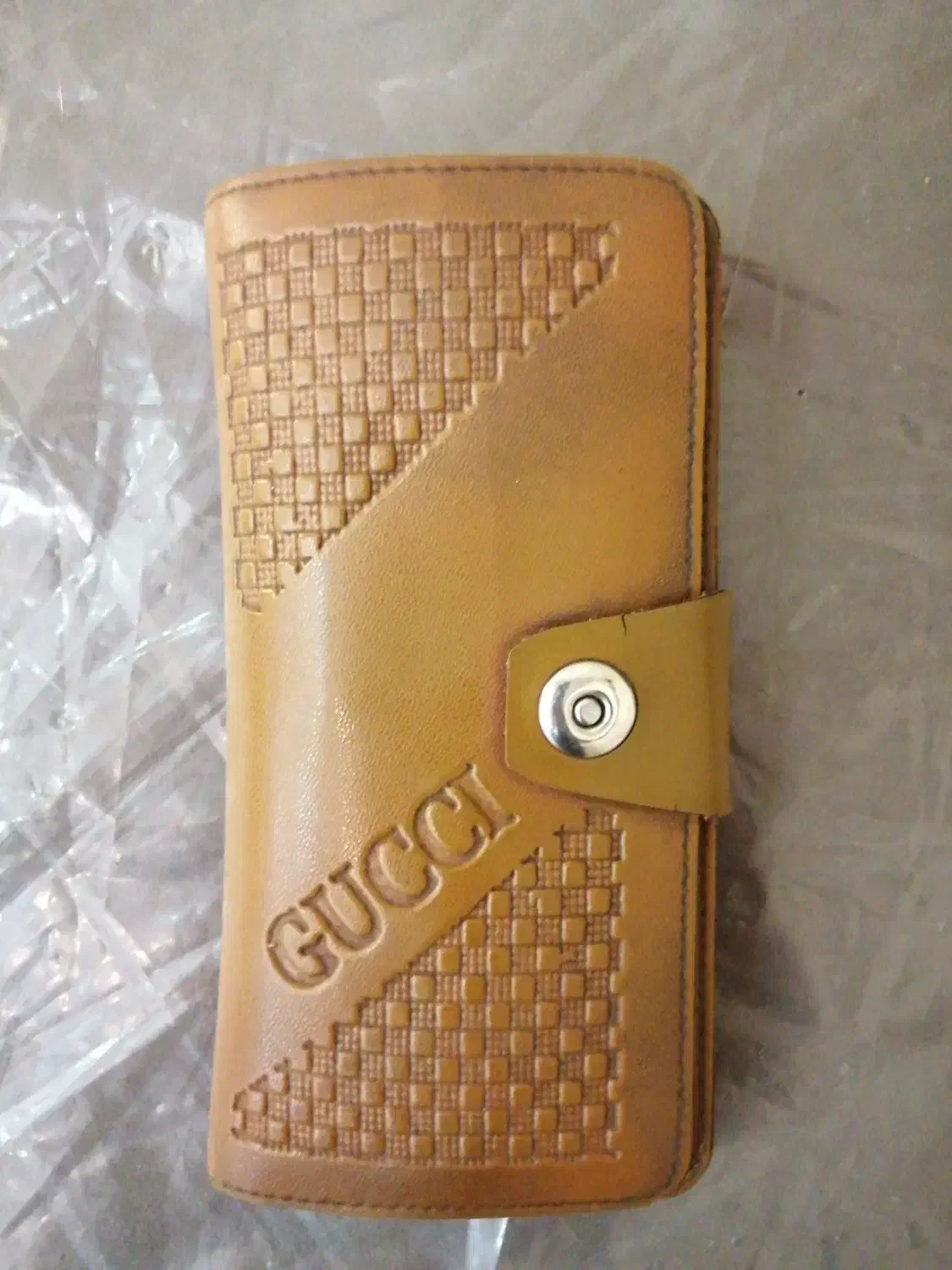 مدارک به اسم خانم سلطانی گمشده|اشیا|پرند, فاز ۶|دیوار