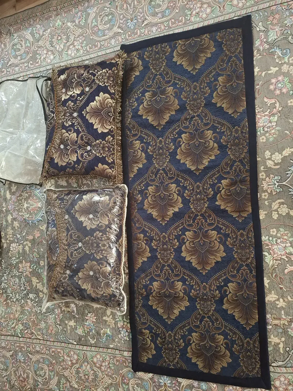 پشتی شاه نشین نو و استفاده نشده|پشتی|اصفهان, کوی نرگس|دیوار