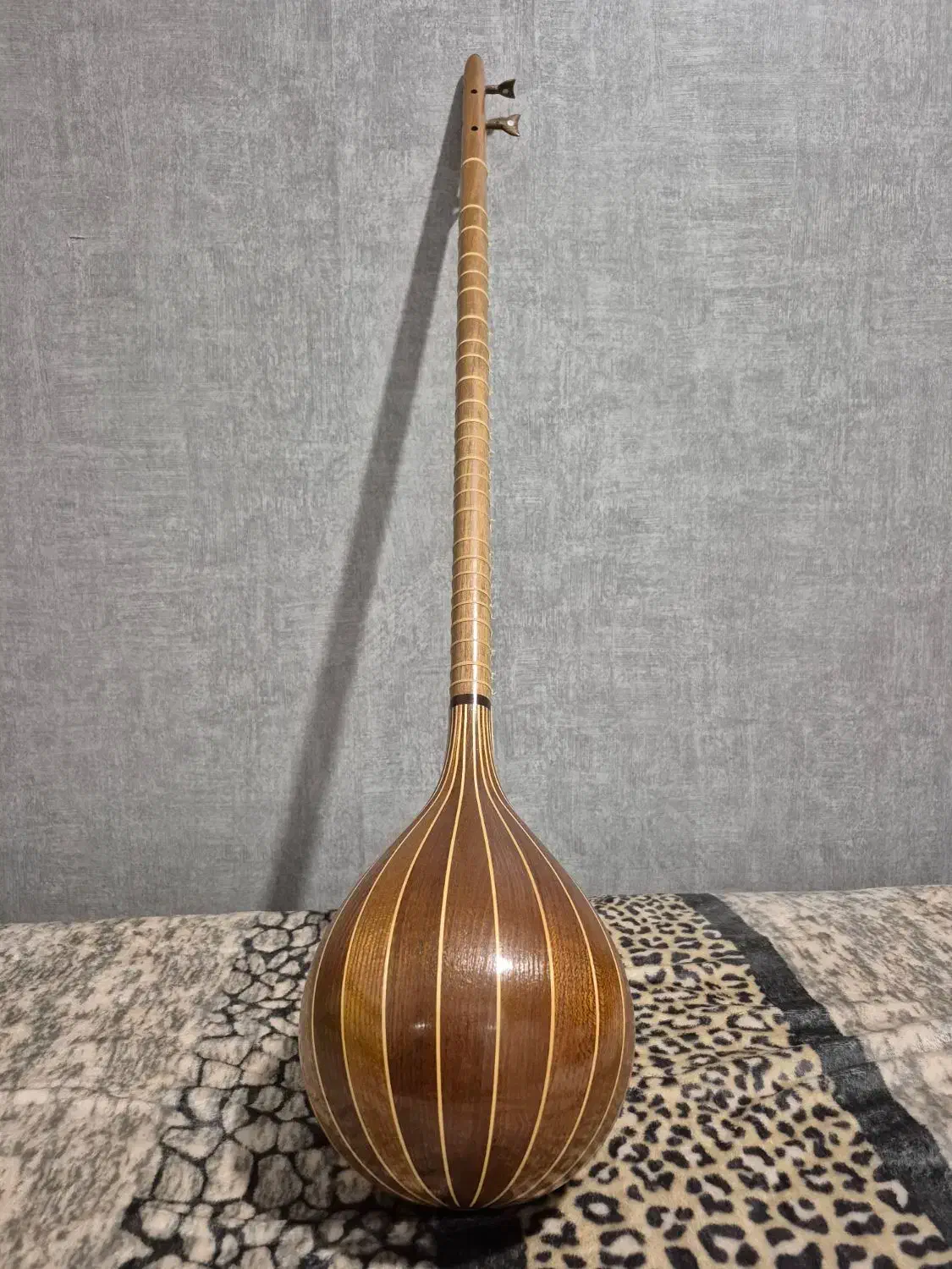 سه تار کاسه بزرگ الگوی کمالیان ساخته استاد سکوتی|سازهای سنتی|اصفهان, باغ زرشک|دیوار