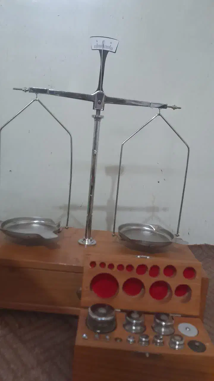 ترازوی کفی زرگری.|کلکسیون اشیاء عتیقه|اصفهان, تخت فولاد|دیوار