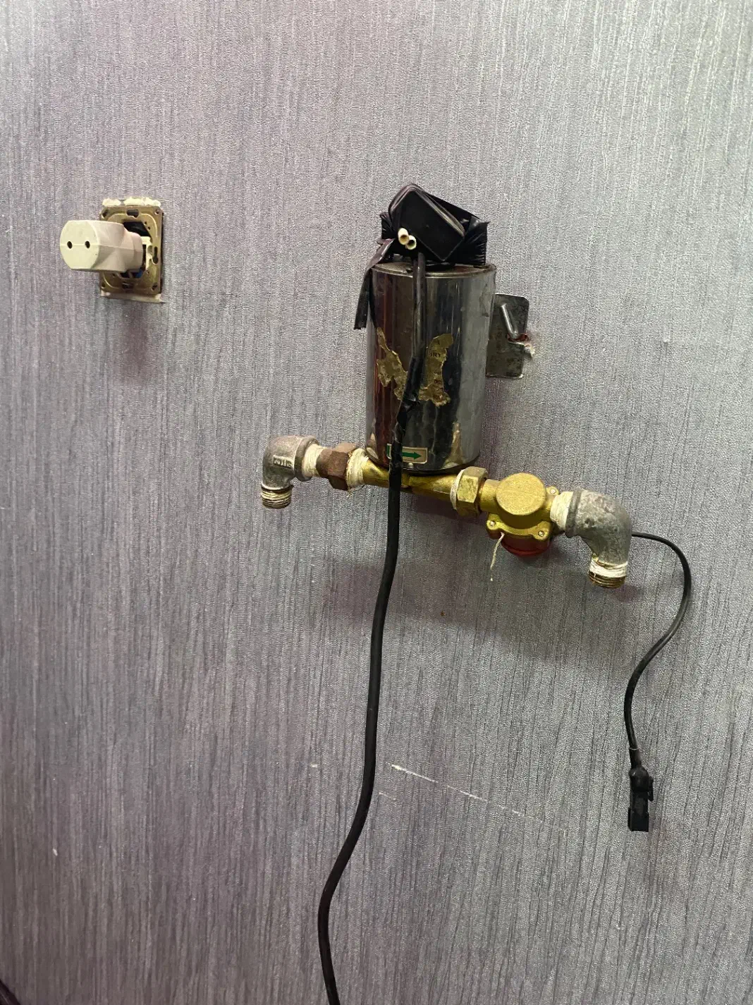 پمپ زیر ابگرمکنی کم صدا|آب‌سردکن و تصفیه آب|اندیشه, اندیشه فاز ۱|دیوار