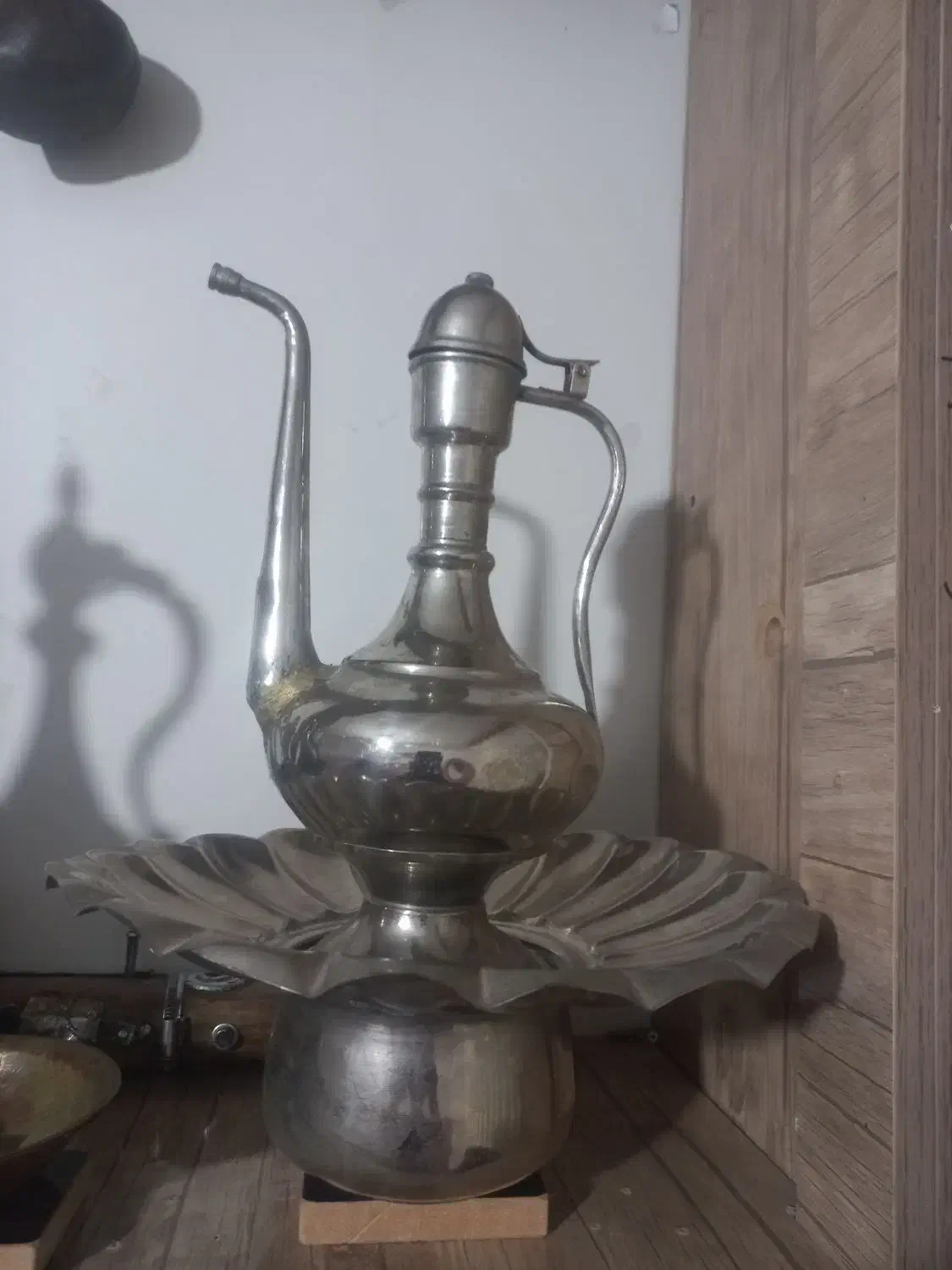 آفتابه لگن استیل قدیم،و منقل مسی|کلکسیون اشیاء عتیقه|سیسخت, |دیوار