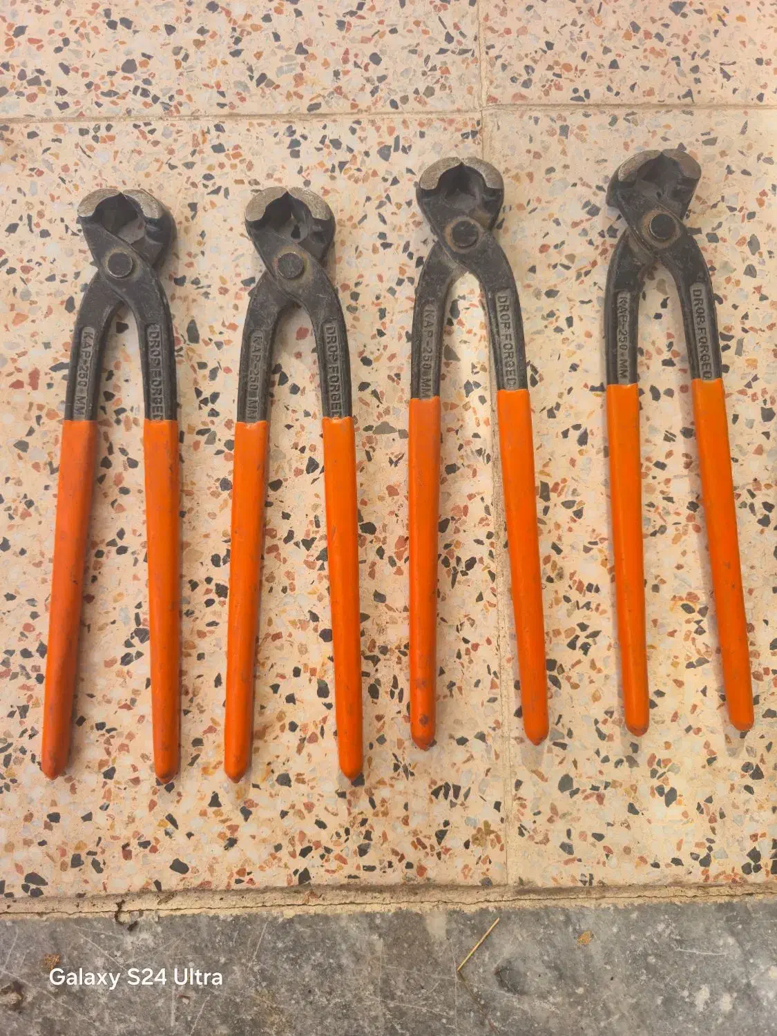 تعدادی اچار دوسر رنگی و سیمچین الموتور بندی بلند|ابزارآلات|شیراز, شهرک دارایی|دیوار