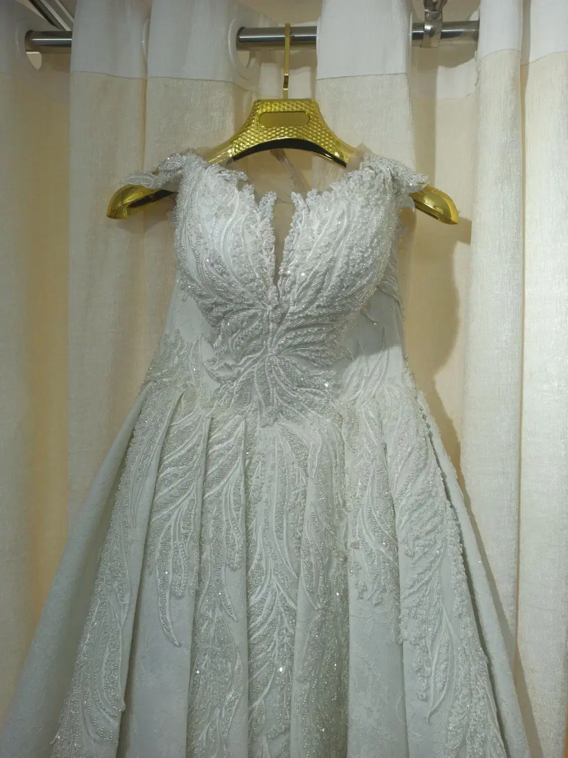 فروش تعدادی لباس عروس و تور سر کاملا تازه|لباس|رشت, جانبازان|دیوار