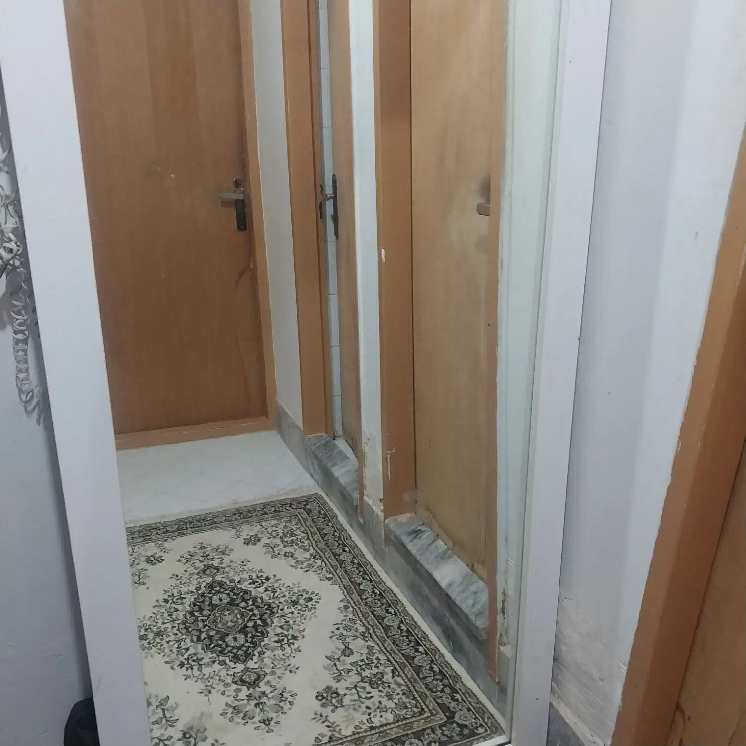 اینه و دکور سفید مشکی صفر تا صد|آرایشگاه و سالن‌های زیبایی|طرقبه, |دیوار