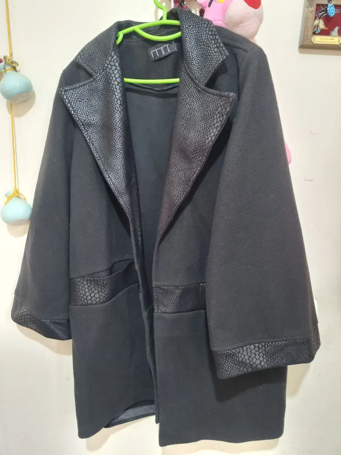 پالتو|لباس|مهاجران, |دیوار