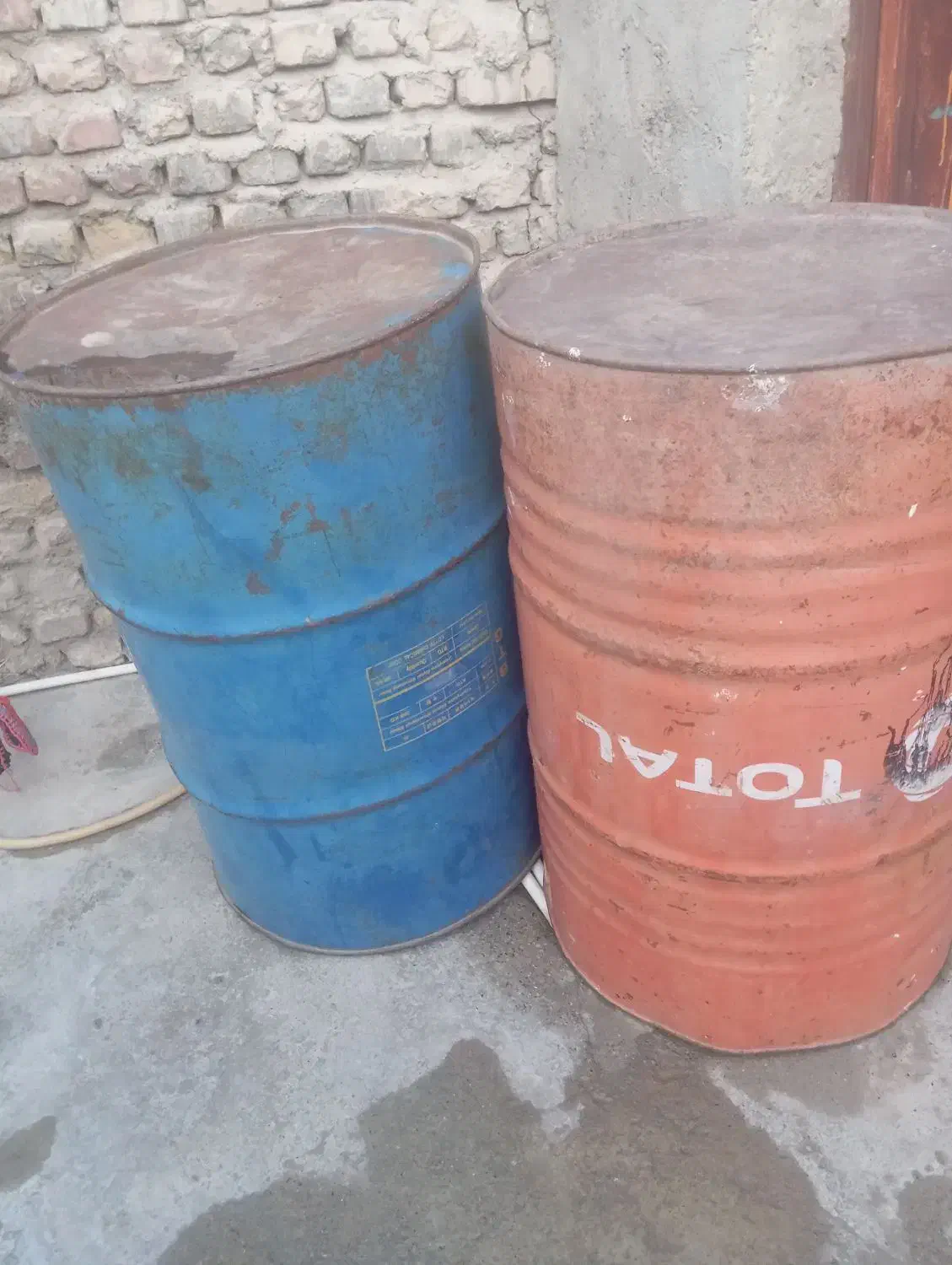 یک عدد تخت آهنی سالم  دوتا بشکه نفتی سالم یک کمد|حراج|زابل, |دیوار