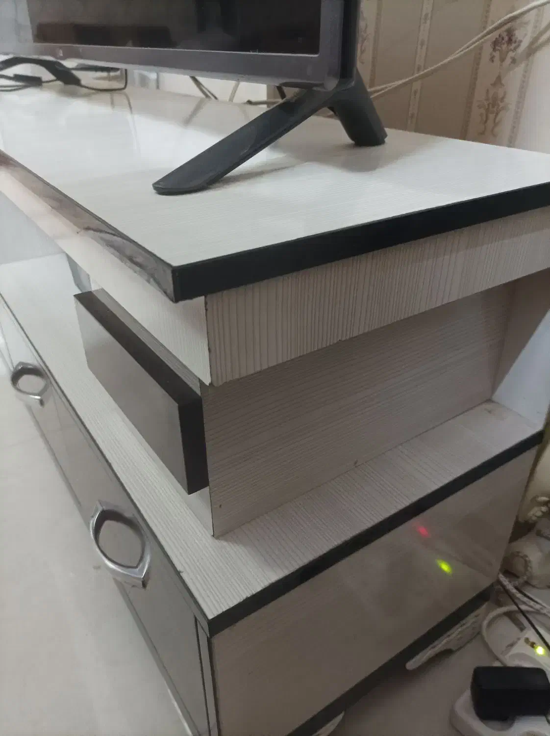 میز تلویزیون سالم شیک بدون خط وخش|میز تلویزیون|سبزوار, توحیدشهر|دیوار